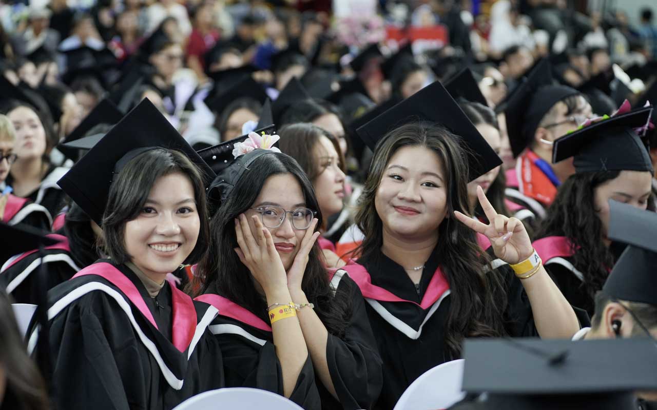 Alt Text is not present for this image, Taking dc:title '2026-rmit-vietnam-graduation-3'