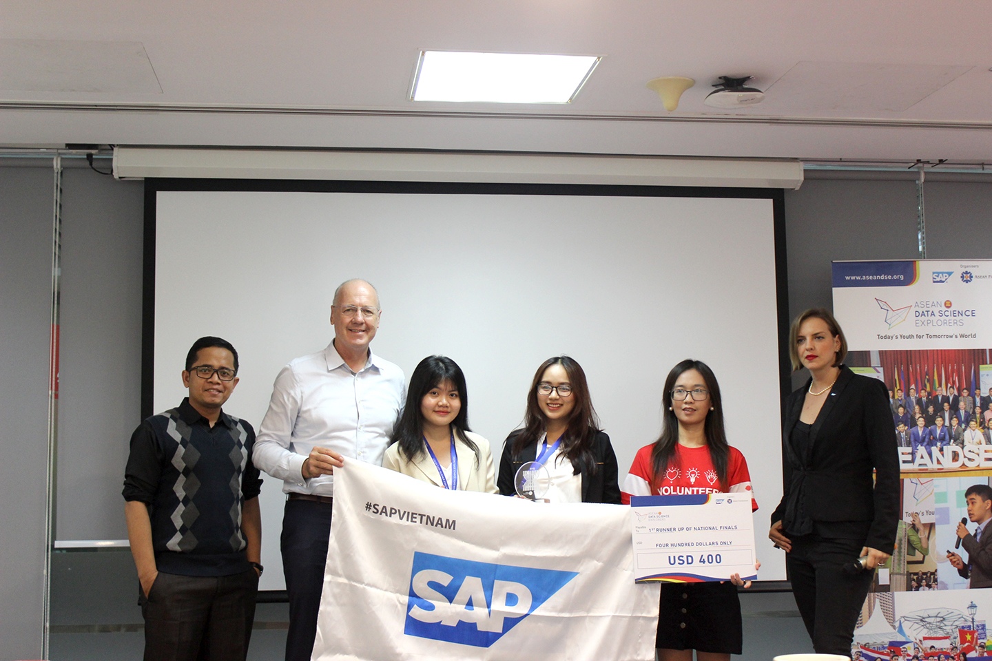 RMIT students Nguyen Quang Hong Phuc and Le Quang Kim Ngan (team Passionnés) came in second place with their project on disaster preparedness in ASEAN countries.