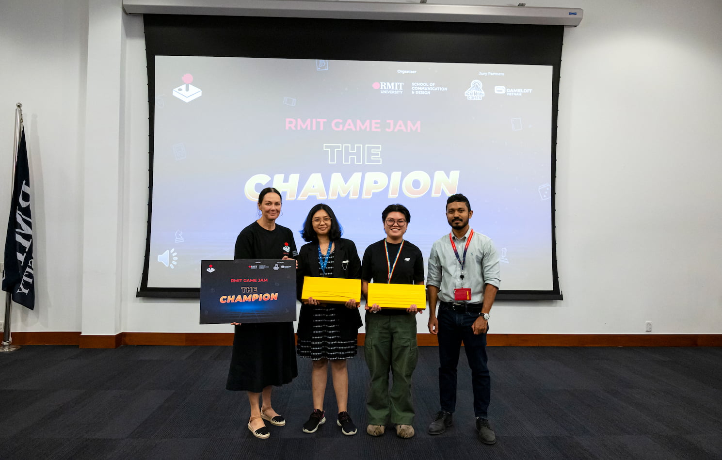 Từ trái sang: Phó giáo sư Donna Cleveland, nhóm 0xong0ze (Nguyễn Trần Anh Thi, Phạm Nguyễn Ngọc Linh), Tiến sĩ Renusha Athugala 