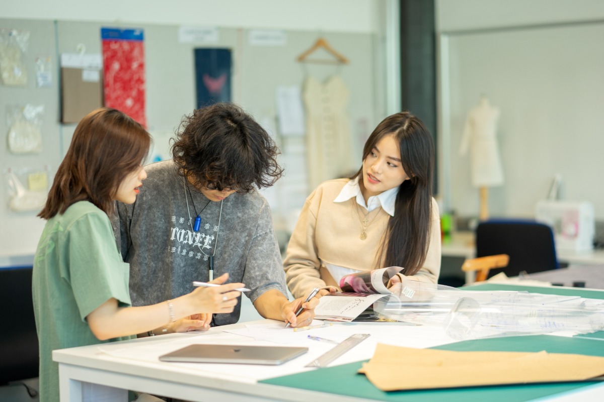 Students discussing in fashion lab