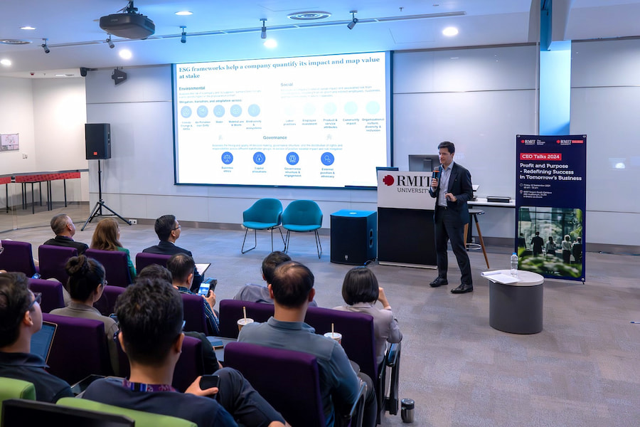 Bruce Delteil phát biểu