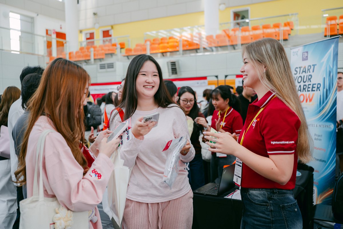 Ba bạn trẻ trò chuyện