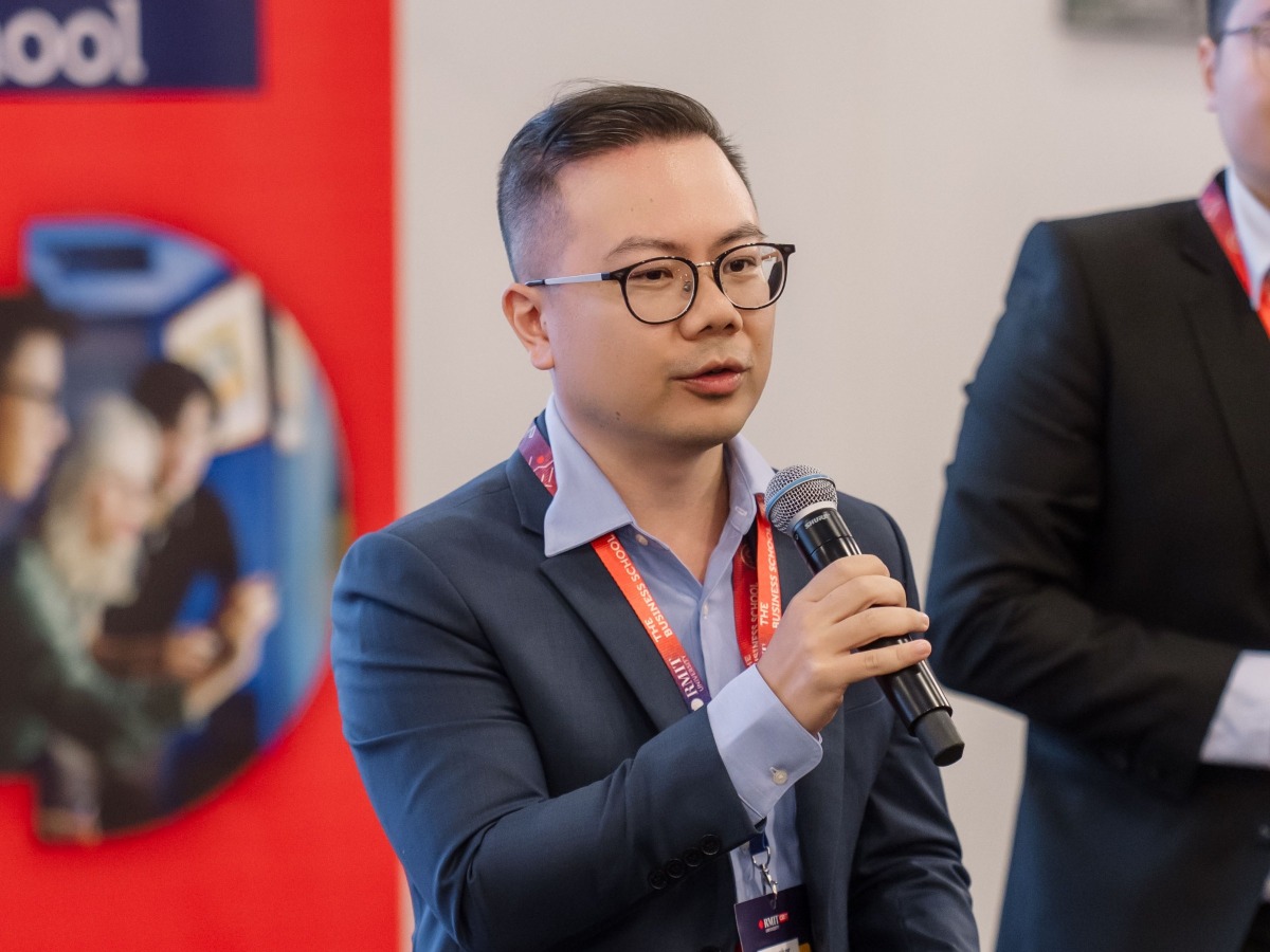 Phó giáo sư Nguyễn Thanh Bình phát biểu
