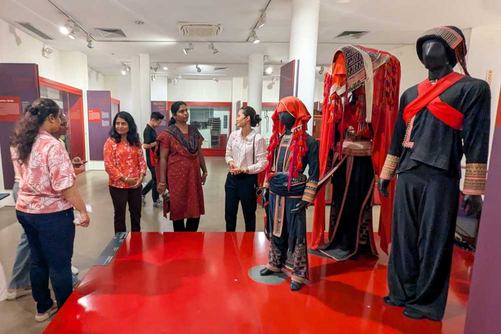 CIT students joined a tour of the Vietnamese Women’s Museum. (Photo: Ondris Pui)