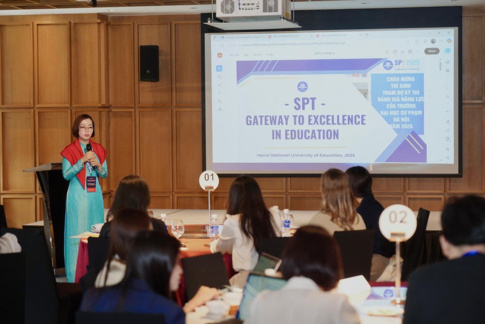 A lecturer delivered a presentation.