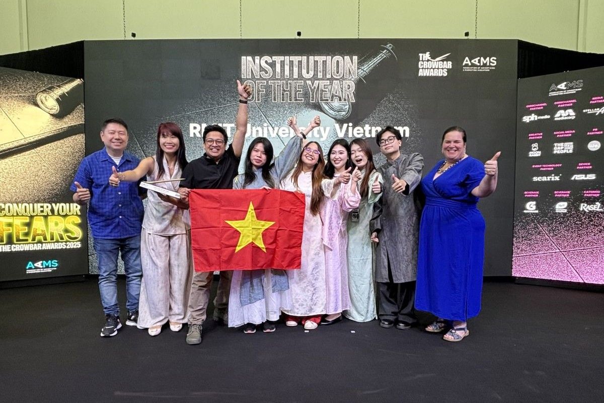 Group photo with Vietnam flag
