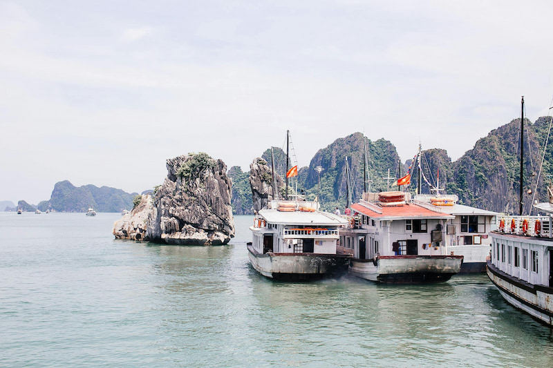 cruises-tourist-boats-ha-long-bay.jpg