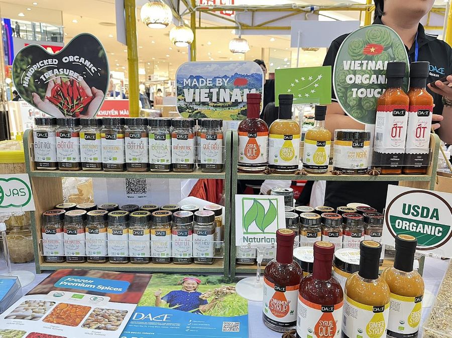Booth displaying DACE organic spices