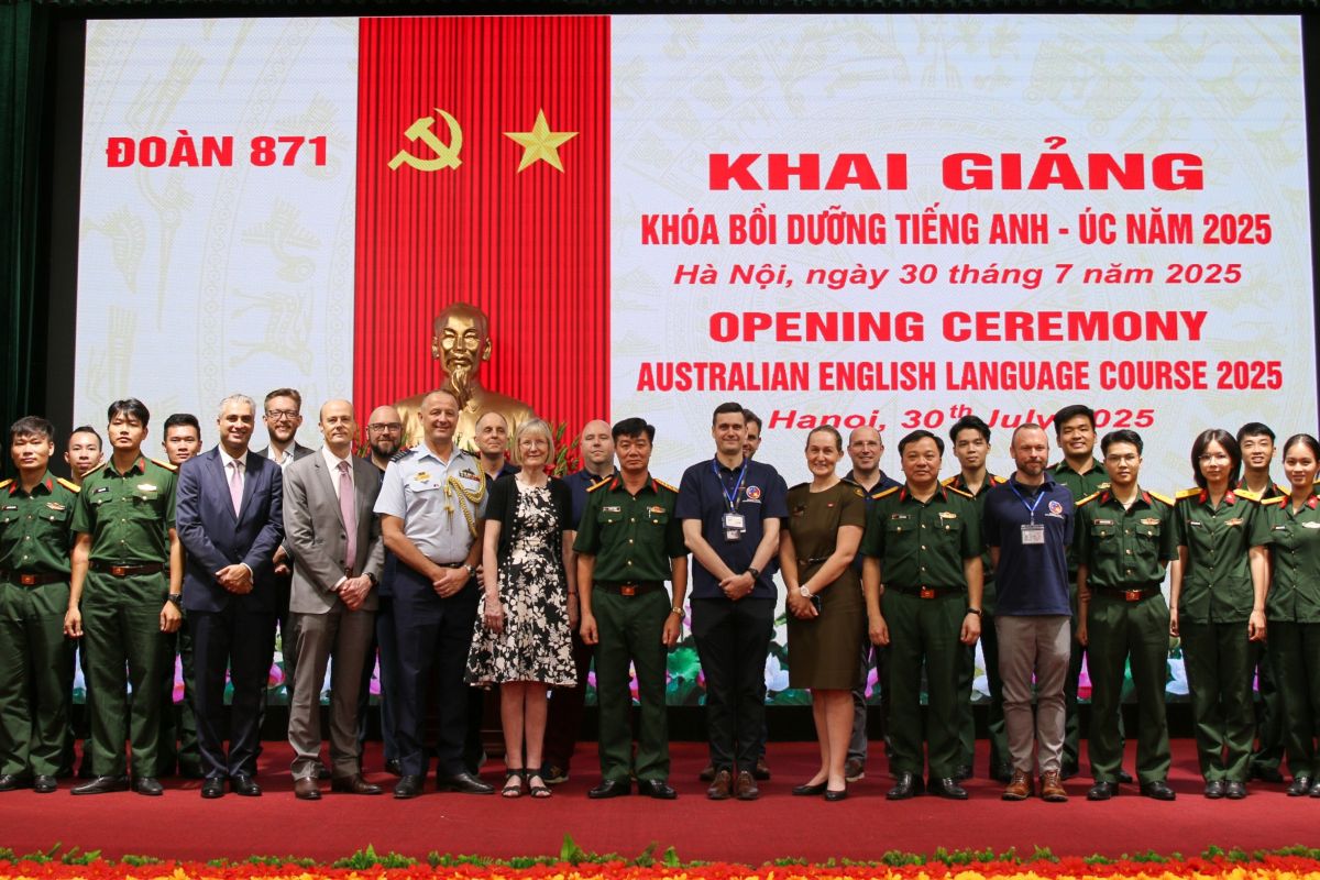 Representatives from RMIT, Australian Embassy in Vietnam and the Vietnam People's Army 