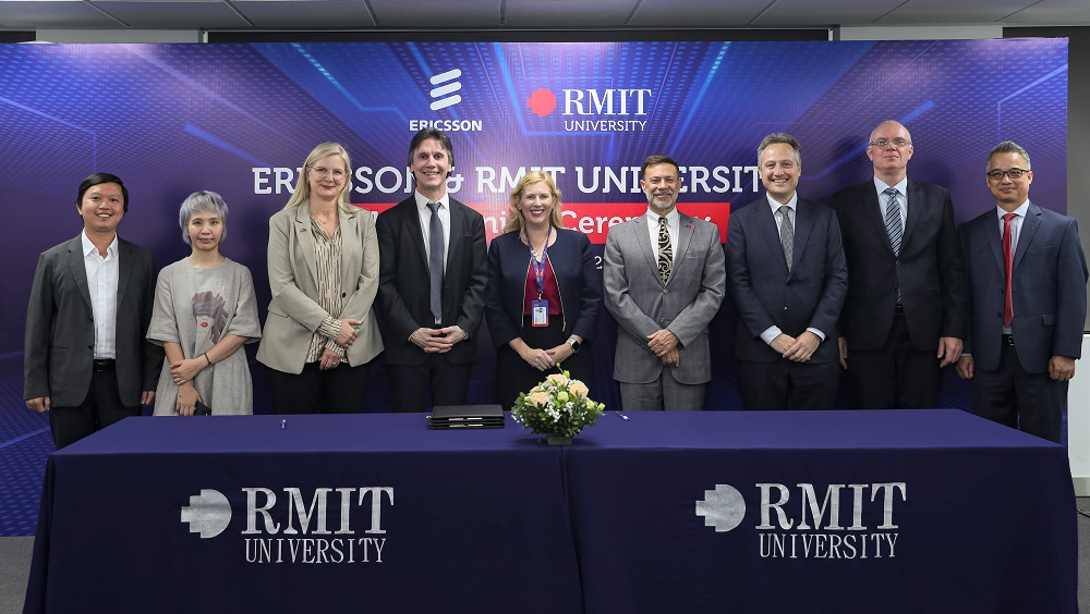 Đại diện Đại học RMIT, Ericsson, Đại sứ quán Australia và Đại sứ quán Thụy Điển tại Việt Nam tham dự lễ ký kết.