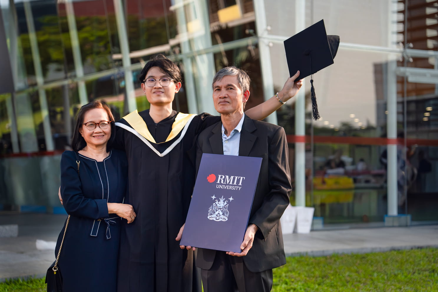 Doan Anh Thang celebrates graduating from RMIT Vietnam with a perfect 4.0 GPA, alongside his parents. (Photo courtesy of Doan Anh Thang) 