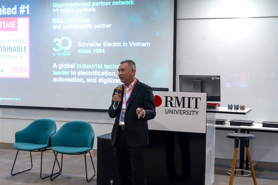 Ông Mai Lâm phát biểu