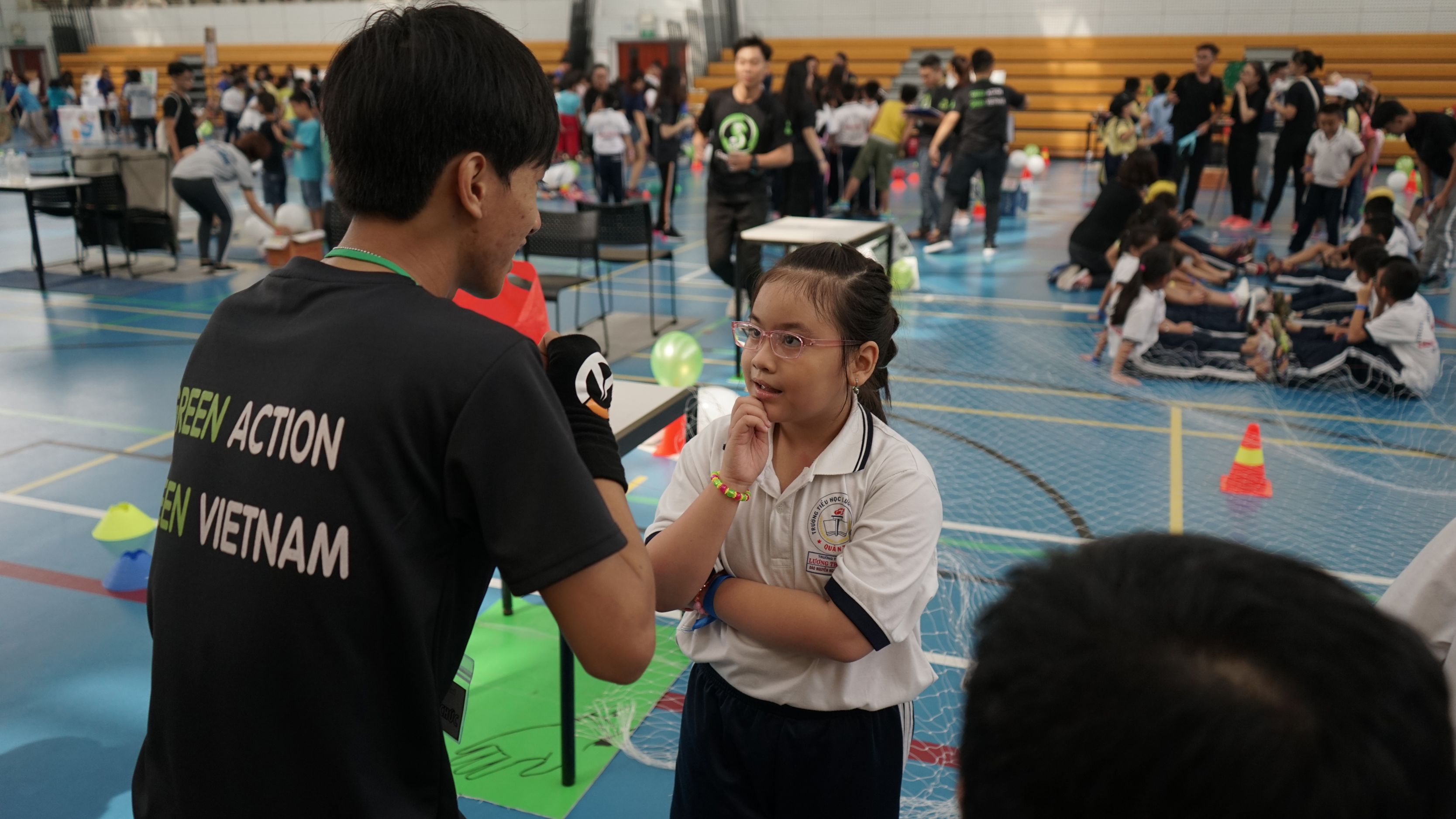 A student from Luong The Vinh Primary School took part in a game.