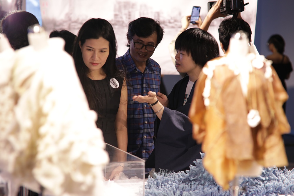 Khách dự triển lãm