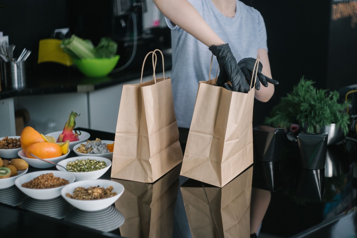 Một người đóng gói đồ ăn để đi giao