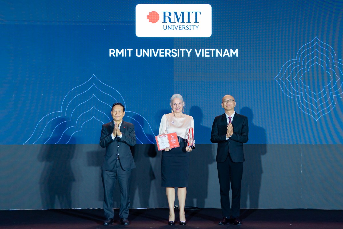 Ms Jodie Altan (Associate Pro Vice-Chancellor, Engagement) accepted the Golden Dragon Award on behalf of RMIT Vietnam in Hanoi on 13 May. (Photo: Vietnam Economic Times)