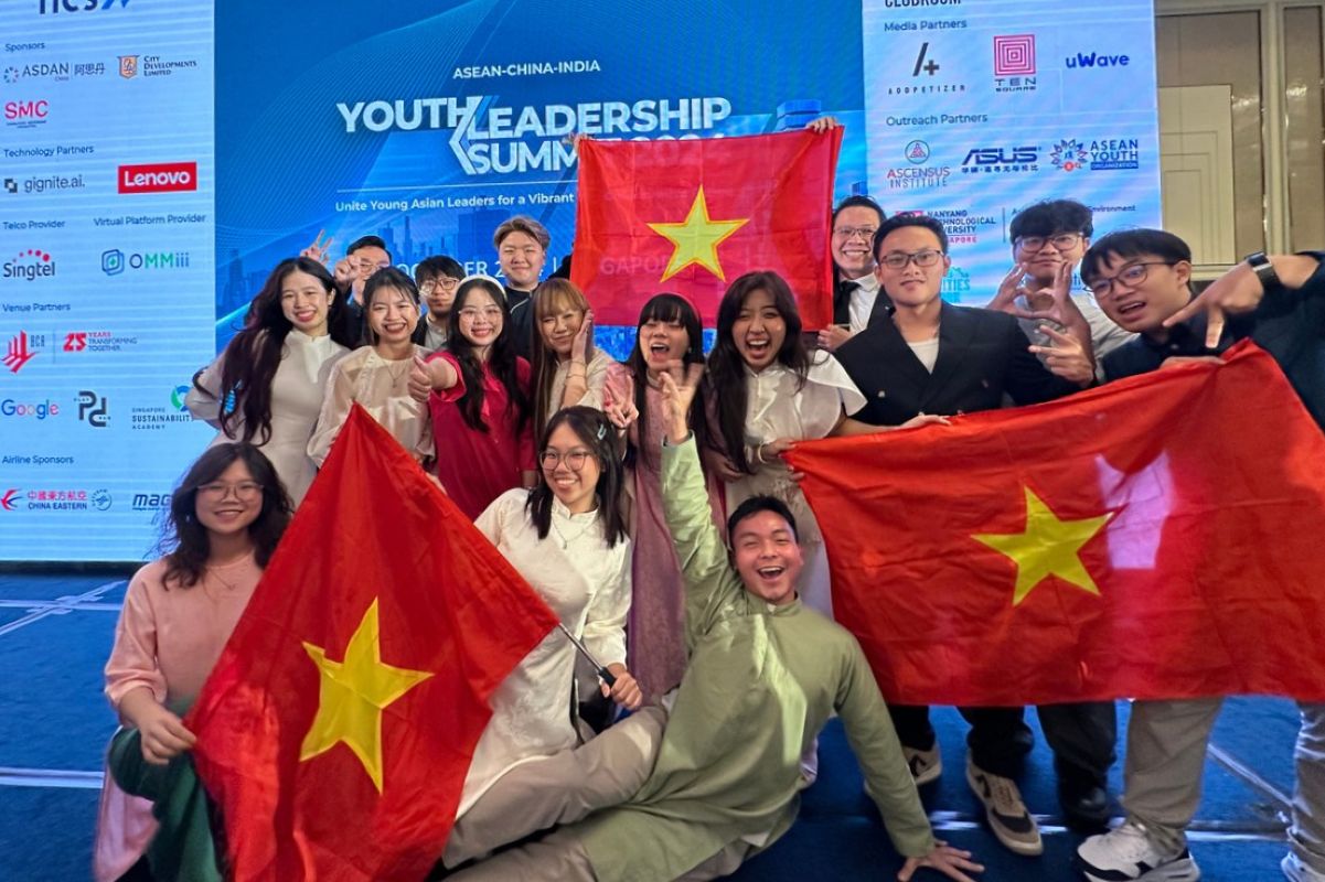 RMIT students at a competition holding Vietnamese flag