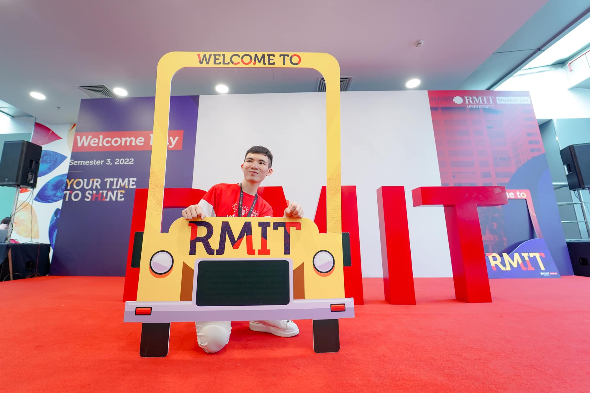 Tỉnh chụp ảnh với hình RMIT