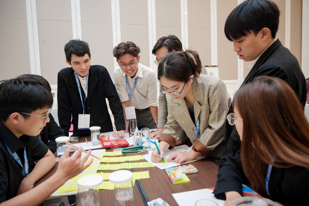 Tỉnh (đứng ở bìa trái) cùng các bạn làm việc nhóm tại chương trình Trải nghiệm lãnh đạo toàn cầu năm 2022 của RMIT ở Hà Nội. (Hình: RMIT)