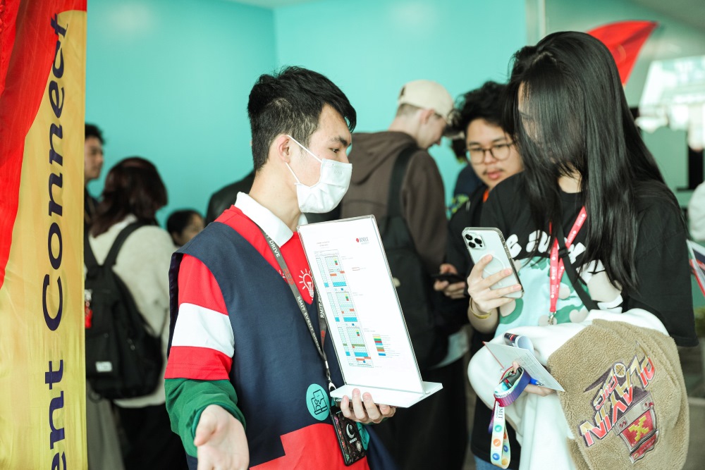 Tỉnh hướng dẫn tân sinh viên Đại học RMIT tại sự kiện Ngày chào mừng – Welcome Day. (Hình: RMIT)