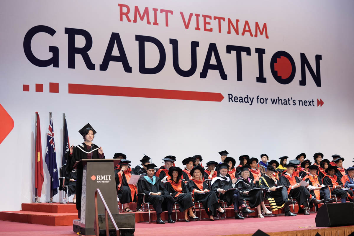 Nguyen Huong Giang speaking at Graduation