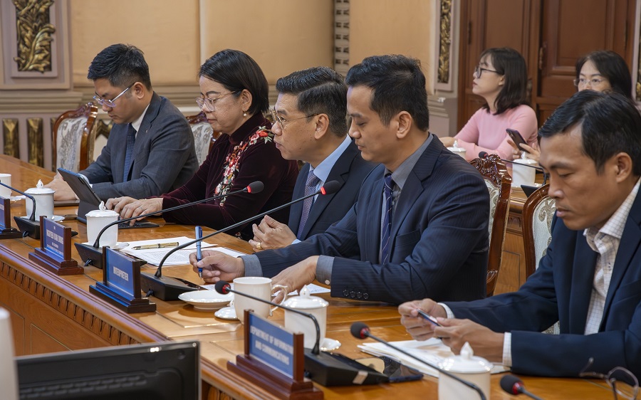 Vice Chairman of the HCMC People’s Committee Nguyen Van Dung (third from left) spoke at the signing event.