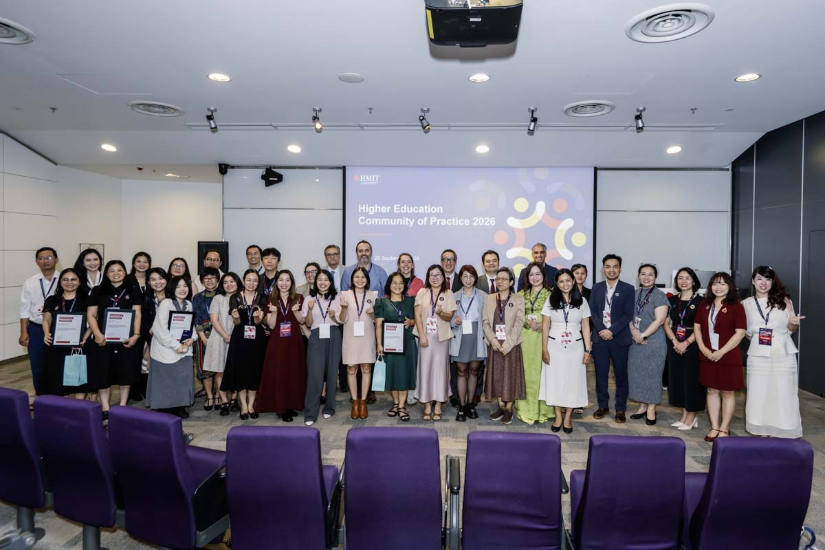 Thành viên Cộng đồng Thực hành Giáo dục Đại học chụp ảnh tập thể tại sự kiện tổng kết năm 2026.