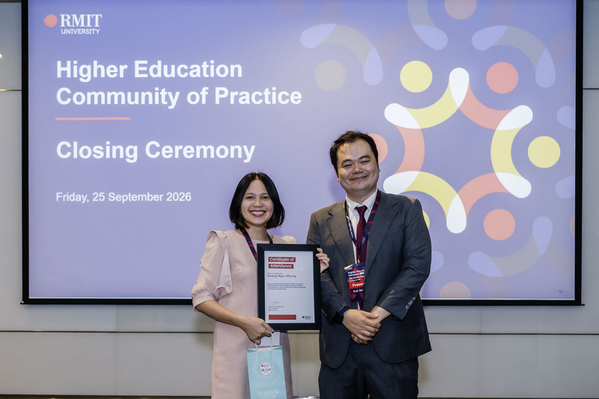 Higher Education Community of Practice participant receives a certificate from a RMIT leader at the closing ceremony at RMIT University Vietnam.
