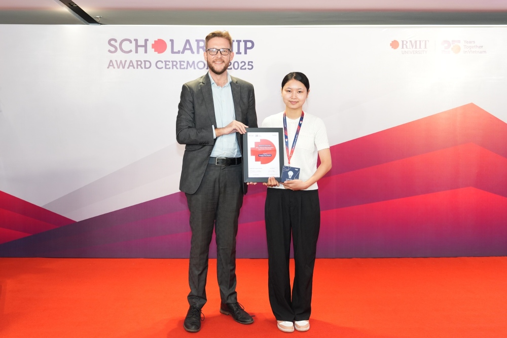 Quynh accepting her scholarship from RMIT staff