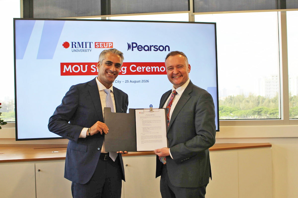 Mr Hossein Davari, Director of the School of English & University Pathways at RMIT Vietnam (left) and Mr Matthew Lampkin, Director of English Language Learning at Pearson Asia-Pacific (Image: RMIT)