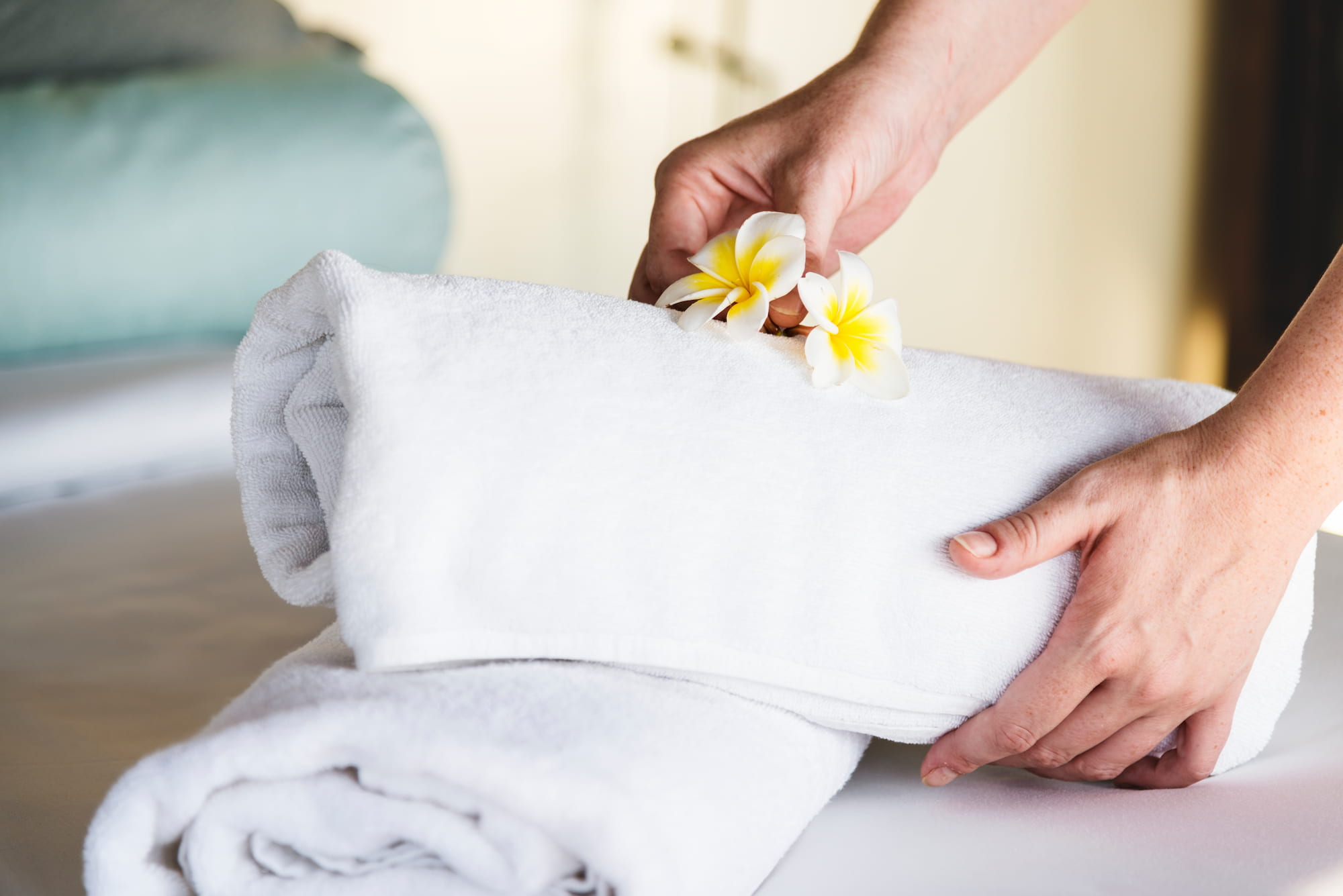 Refraining from changing hotel towels can save water. (Image: Freepik) 