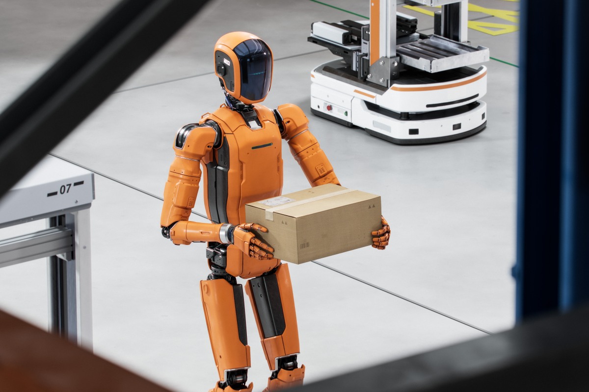 Humanoid robot and warehouse robot