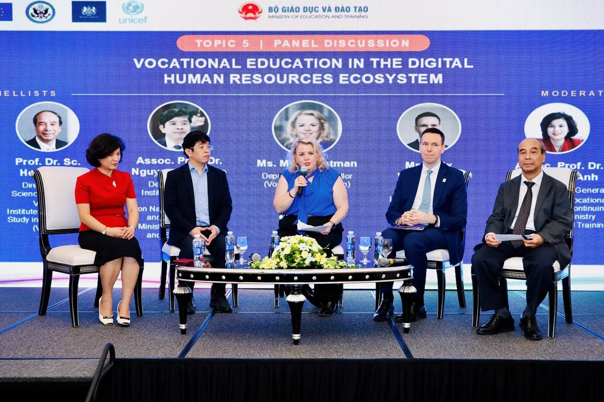 năm diễn giả trên sân khấu
