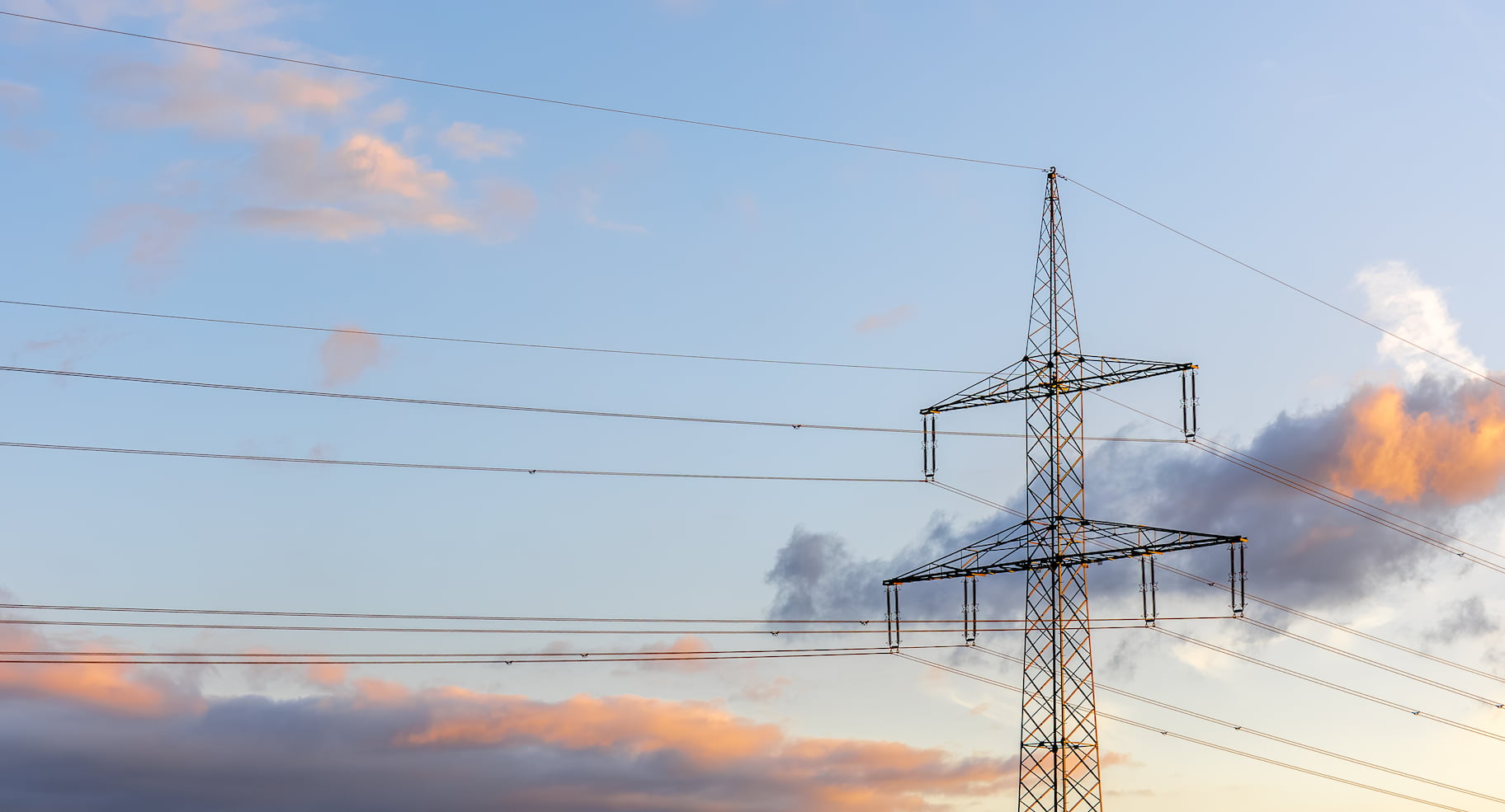 Điện hóa chỉ thực sự hiệu quả khi đi kèm với chuyển đổi nguồn điện sạch. (Hình: Freepik) 