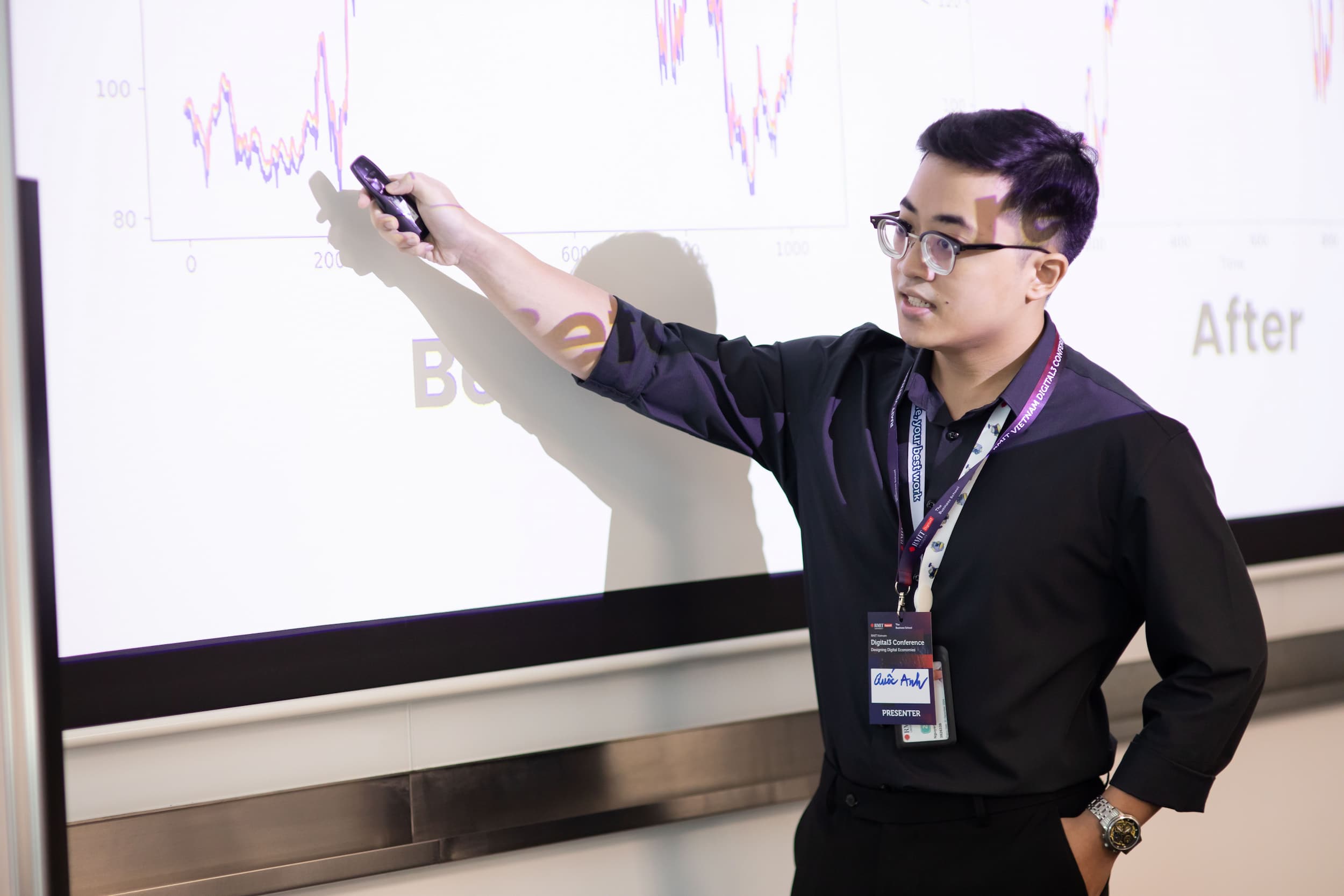 Quốc Anh thuyết trình trong hội thảo Digital3 tại Đại học RMIT Việt Nam năm 2023. 