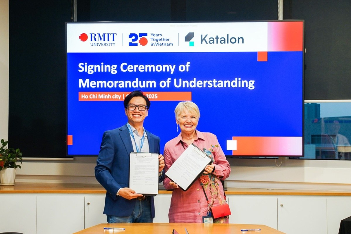Katalon CEO and RMIT Vietnam Interim Pro Vice-Chancellor holding the MoU documents