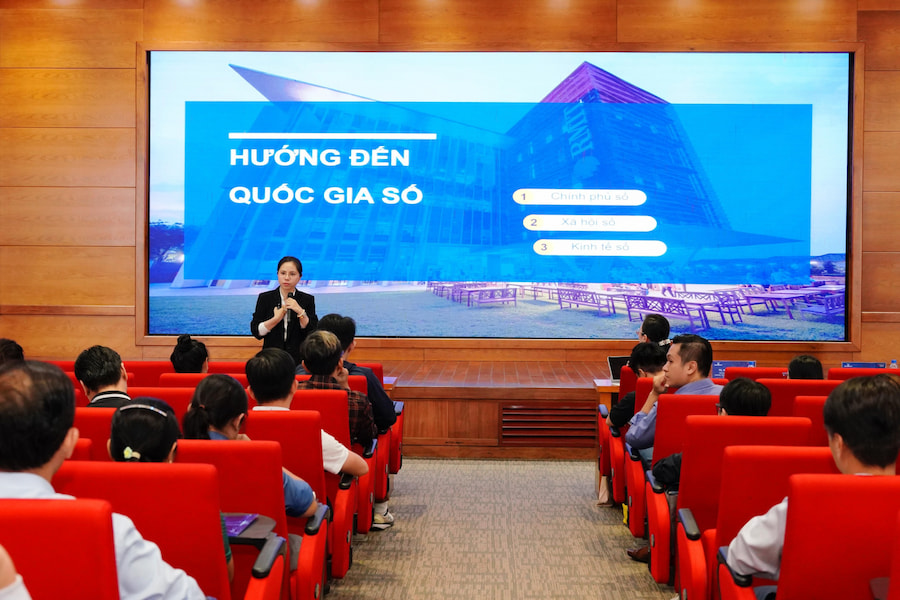 Tiến sĩ Hoàng Ái Phương, Chủ nhiệm cấp cao bộ môn Digital Marketing tại Đại học RMIT, trình bày tại một buổi hội thảo.