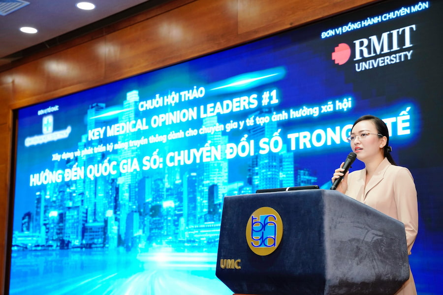 Thạc sĩ Đỗ Thị Nam Phương, Trưởng Trung tâm Truyền thông, Bệnh viện Đại học Y Dược TP. Hồ Chí Minh, phát biểu đại diện cho đơn vị tổ chức.