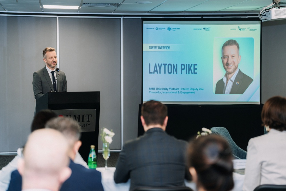 Ông Layton Pike phát biểu