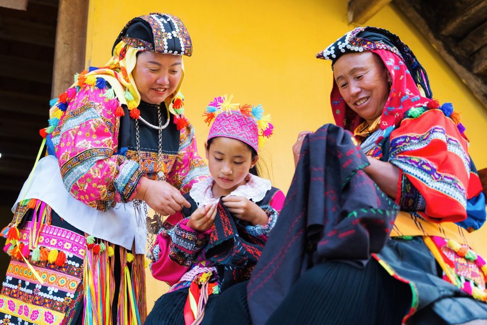 Ba người thêu vải