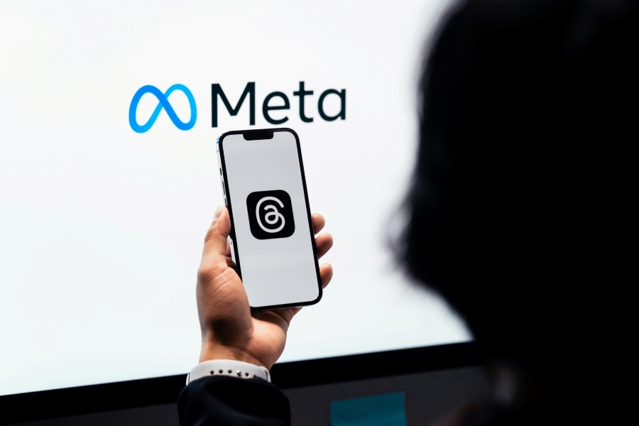 Meta logo smartphone