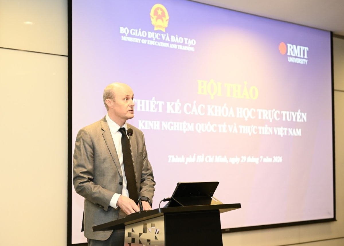 Alt Text is not present for this image, Taking dc:title 'moet-rmit-workshop-professor-scott-thompson-whiteside'
