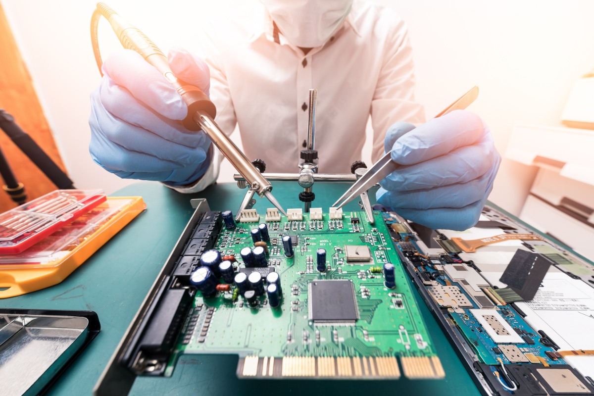 Vietnam’s tech exports, including electronics and semiconductors, face new tariff challenges as the US tightens trade measures. (Photo: TimeStopper - stock.adobe.com)