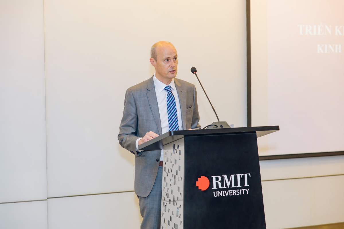 Professor Scott Thompson-Whiteside – the newly appointed Pro Vice-Chancellor and General Director of RMIT Vietnam – delivers the opening remarks, reaffirming RMIT’s commitment to partnering with the Ministry of Education and Training to enhance digital capabilities for learners.