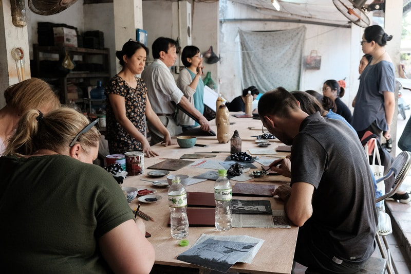 Vietnamese culture enthusiasts had wonderful experiences at the Experience lacquer painting with artisan Vu Huy Men workshop.