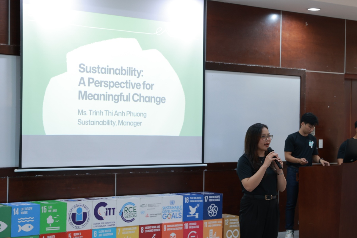 Bà Trịnh Thị Ánh Phường chia sẻ về vai trò của tư duy bền vững trong định hướng nghề nghiệp cho sinh viên