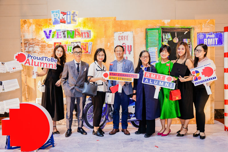 Cựu sinh viên và giảng viên ngành Cử nhân Quản trị du lịch và khách sạn tại sự kiện.