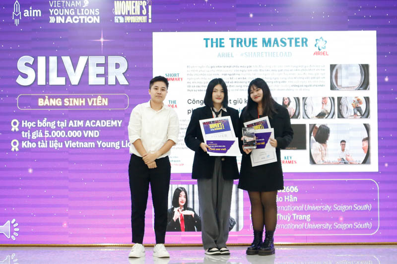 Sinh viên RMIT Lê Gia Bảo Hân và Nguyễn Thùy Trang giành giải Bạc bảng Sinh viên. (Ảnh: AIM Academy)