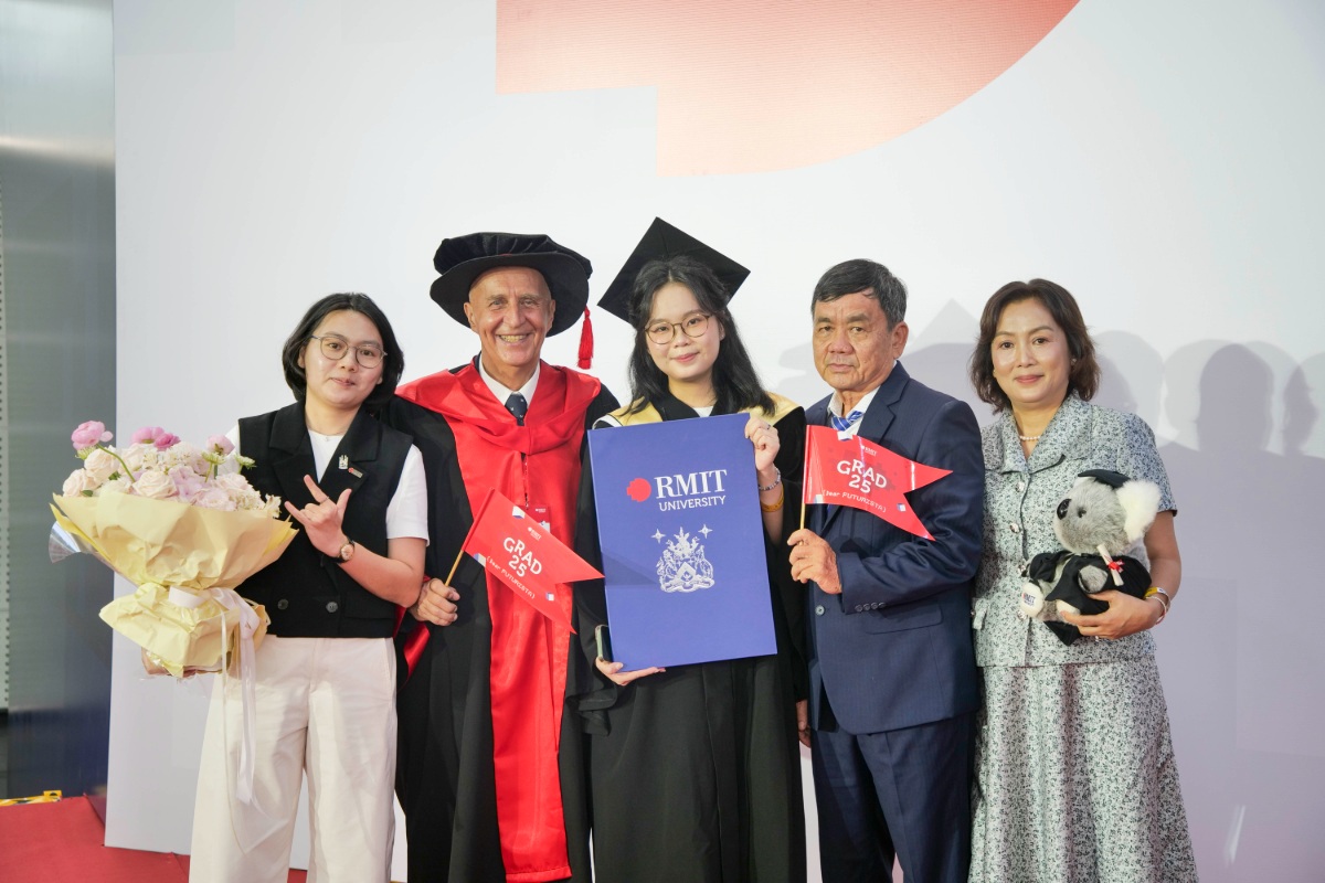 Khue (centre) with her family and Dr Alberto Bernabeo, who guided her through many semesters at RMIT Vietnam. (Photo: RMIT)