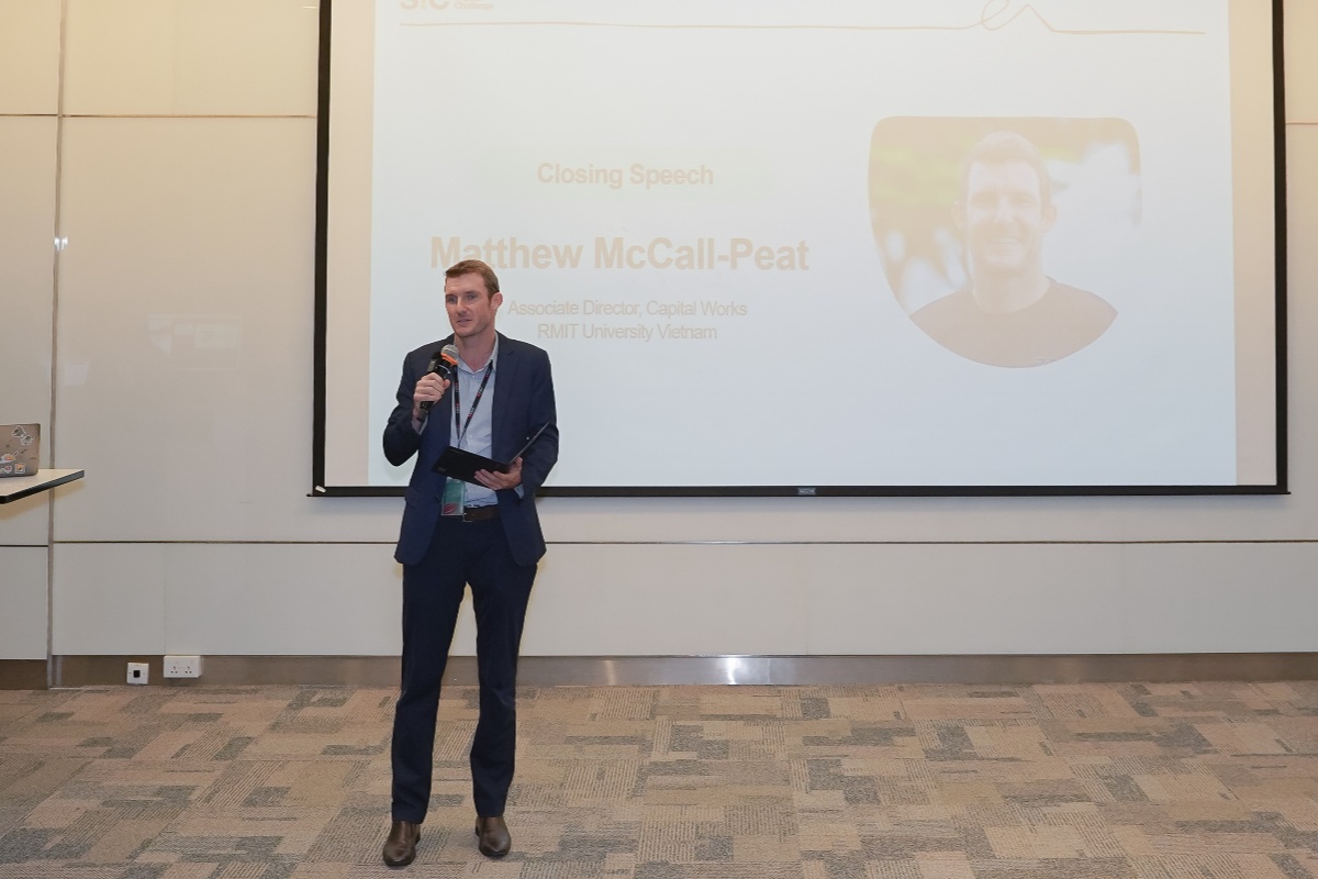 Mr Matthew McCall-Peat, Associate Director, Capital Works, Vietnam Infrastructure at RMIT Vietnam, speaks at the finale. (Photo: RMIT) 